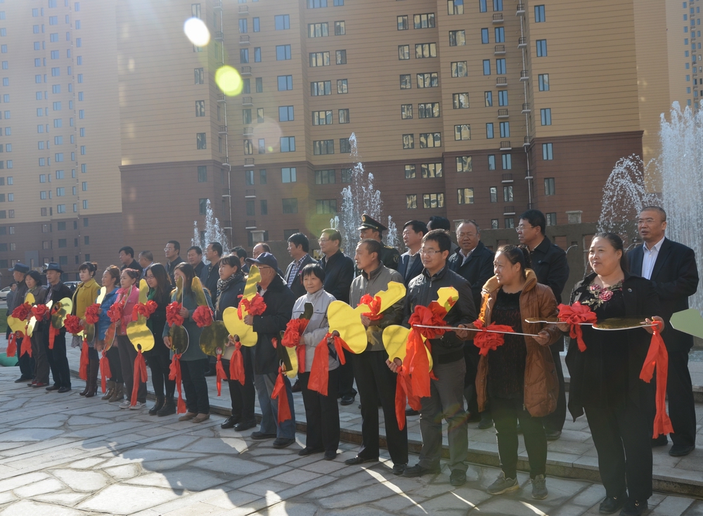 2013年10月25日，城發(fā)公司承建的呼市首個(gè)公租房小區(qū)——康居家園公租房交付使用。申請到公租房的百姓代表領(lǐng)了鑰匙。.JPG